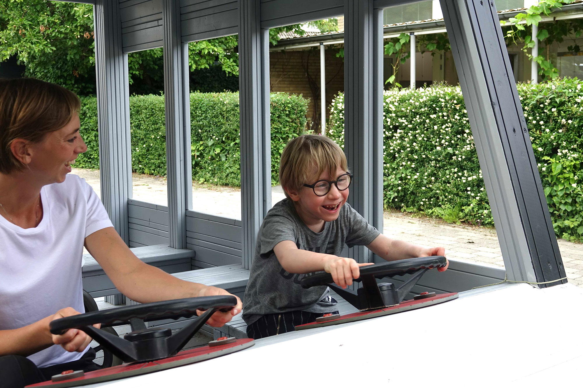 Barn med cerebral parese kører i legebus på Centerbørnehavens legeplads