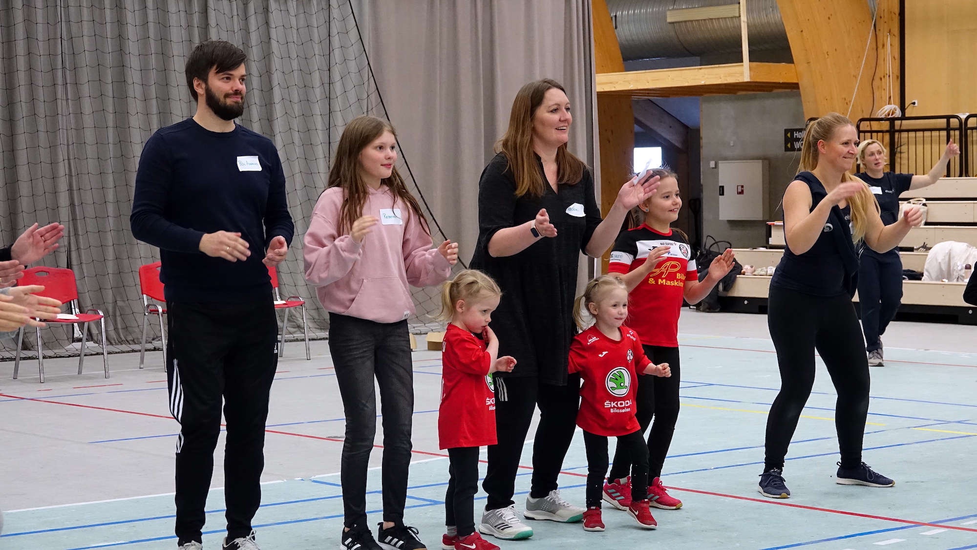 Gudni Og Familie Klap Og Leg WEB