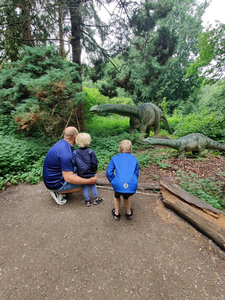 Magne Kigger På Dinoer Med Familien
