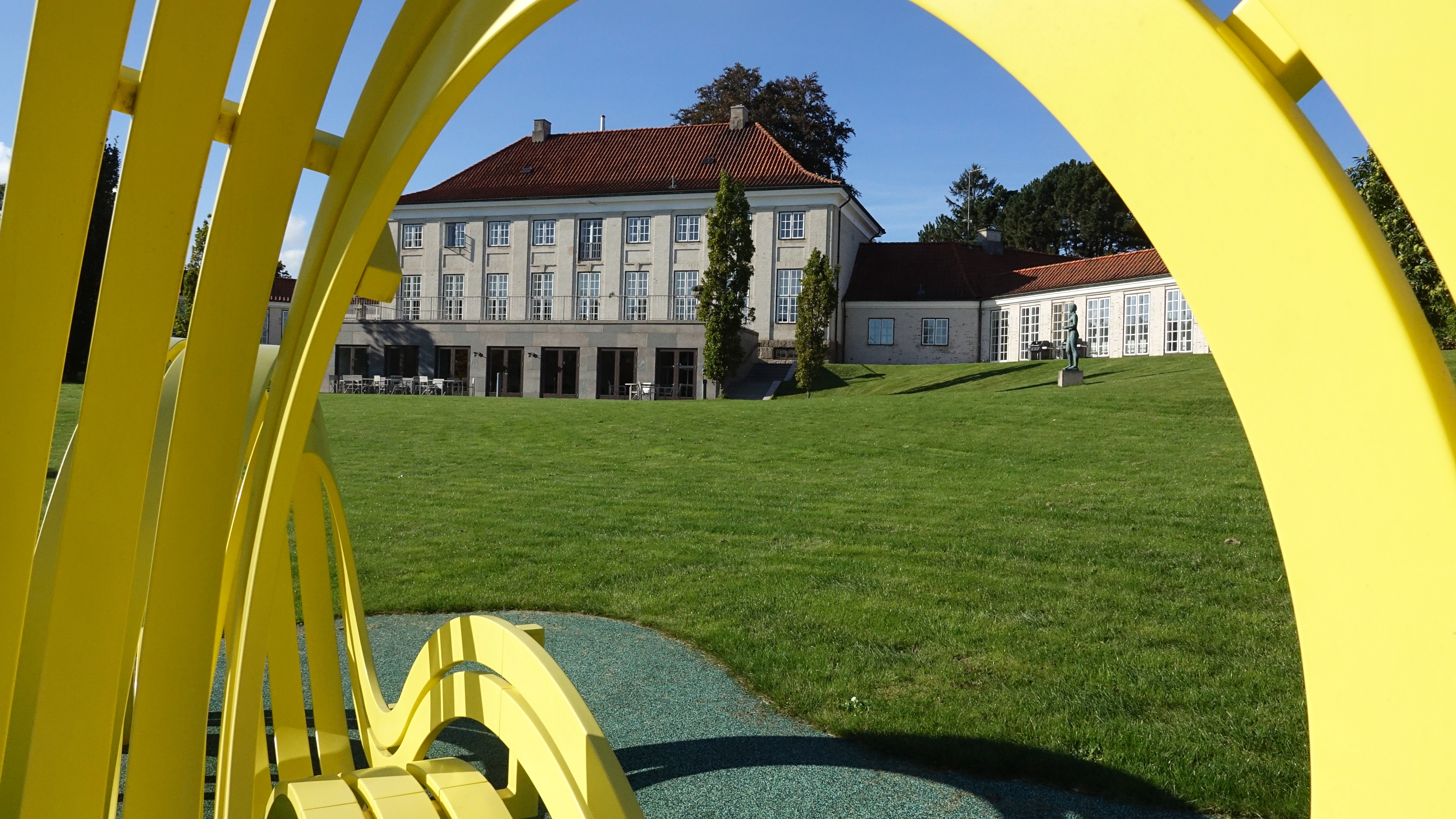 Elsass Fonden set udefra parkområdet