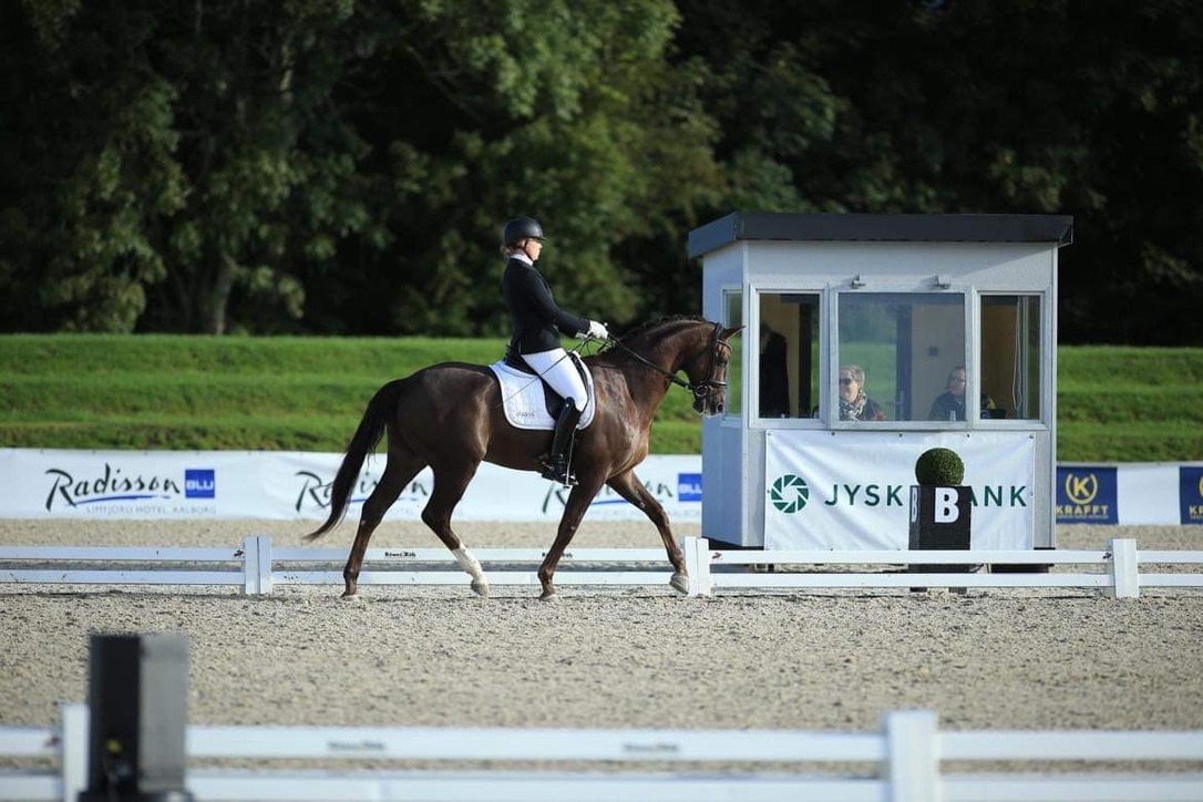 Caroline på ridebanen