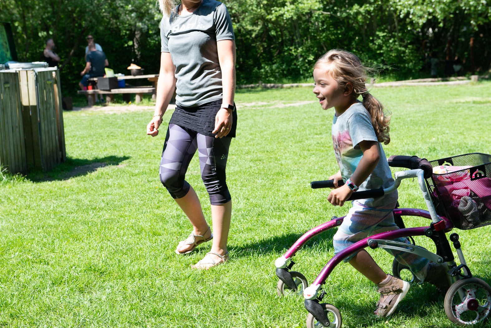 Mallie Med Cerebral Parese Træner Gang På Græs