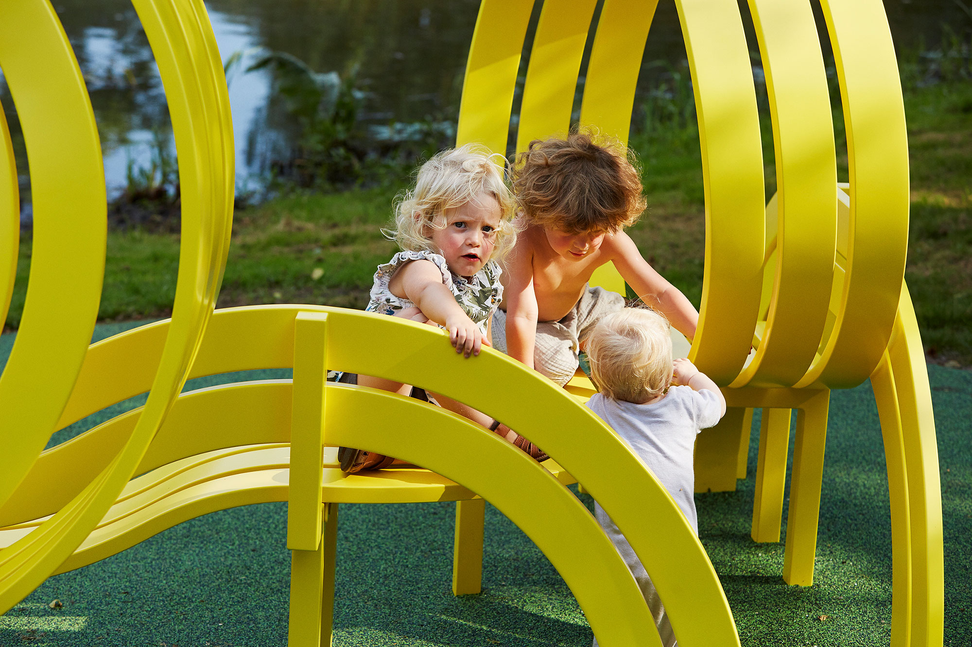 Børn leger på Jeppe Hein skulptur i Elsass Fondens have