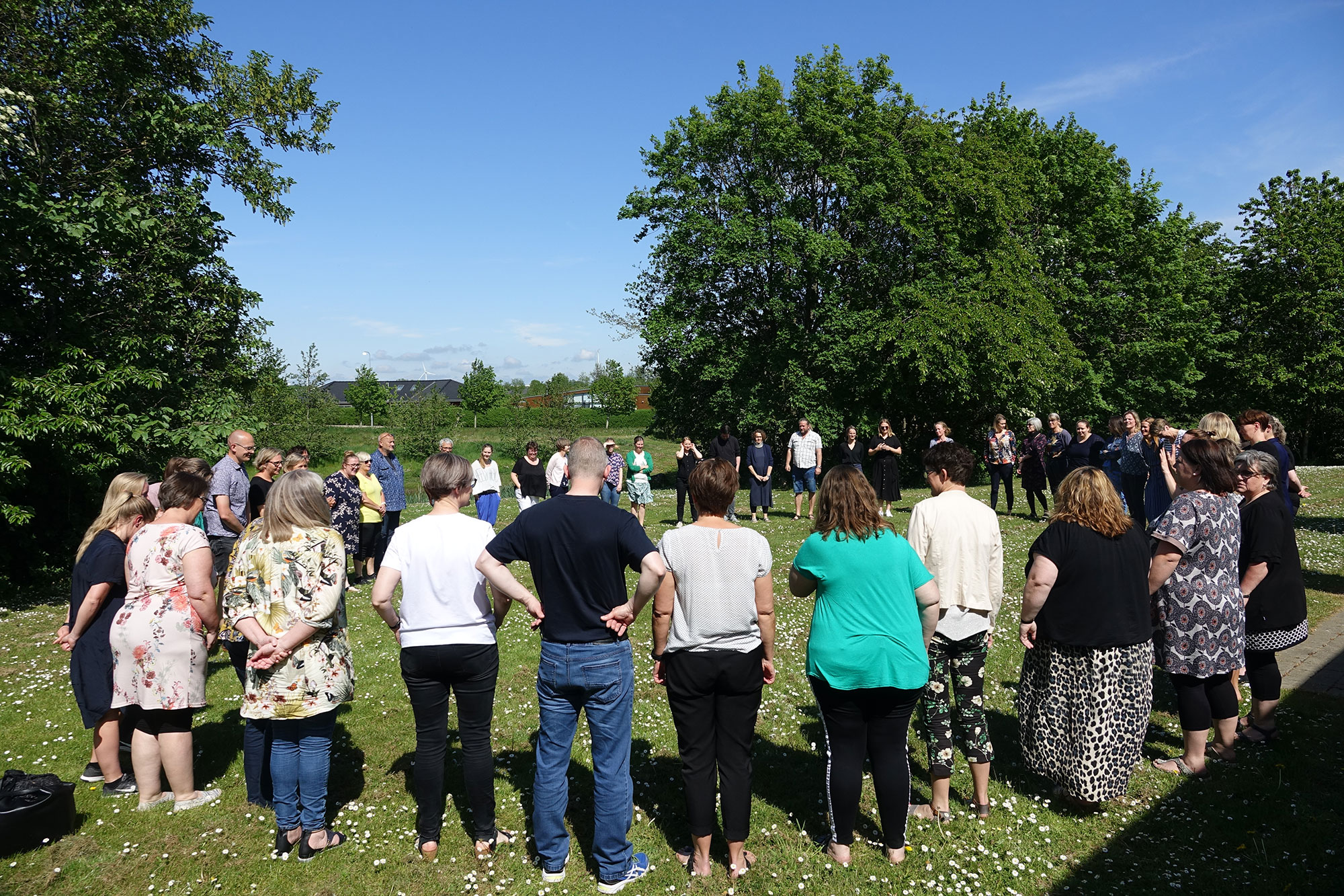 Fagpersoner i Holstebro Kommune står i en rundkreds
