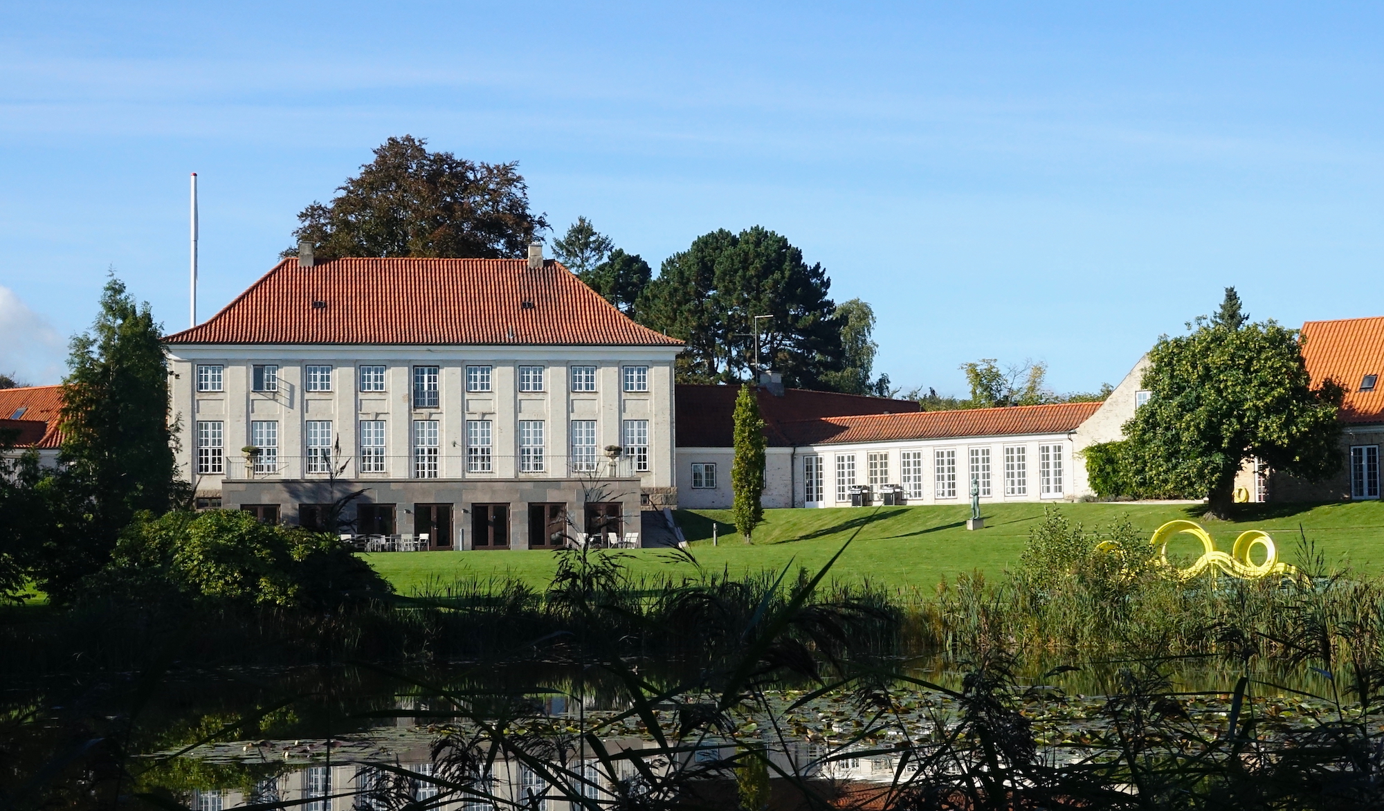Huset Fra Søen På Afstand Lille